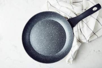 高いフライパンを長く使う？　安いものを買い替える？…ママ940人に聞いた「フライパン事情」