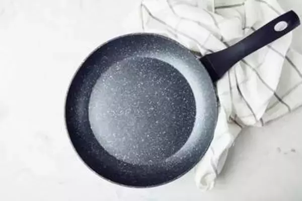 高いフライパンを長く使う？　安いものを買い替える？…ママ940人に聞いた「フライパン事情」