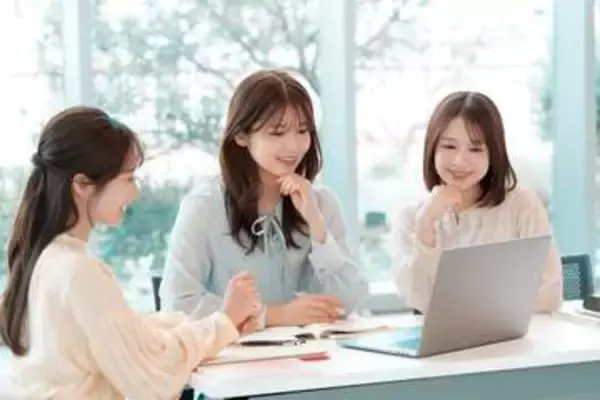 ビジネスチャットでの「！」はフレンドリー？マナー違反？　世代で違う受け取り方、職場コミュニケーションに7割がギャップ感じる