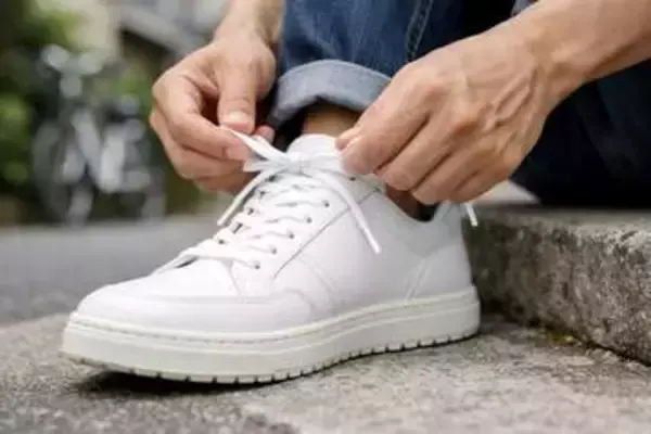 大手靴メーカー “結ばない” 靴紐の結び方を紹介　片方の靴紐をペンに4回巻きつけると「マネしたい！」