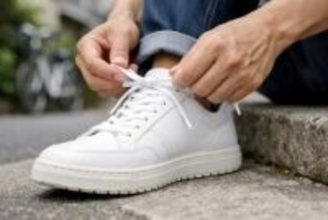 大手靴メーカー “結ばない” 靴紐の結び方を紹介　片方の靴紐をペンに4回巻きつけると「マネしたい！」