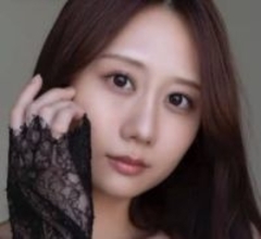 黒ランジェリー×レース生地の二―ハイソックス　29歳女優が妖艶ポーズ　極上ヒップも露わに