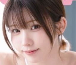 大胆！白の変形水着のコスプレイヤー　グラビア10周年で最高傑作を披露