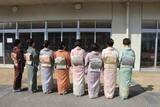 「高校卒業式に、早朝から「ママ友」6人を着付け……1人で着物選びからサポート　全員そろった和装の後ろ姿に4万いいね」の画像1