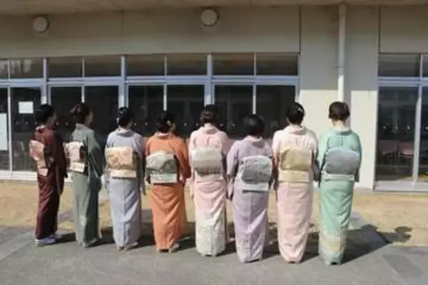高校卒業式に、早朝から「ママ友」6人を着付け……1人で着物選びからサポート　全員そろった和装の後ろ姿に4万いいね