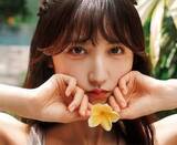 「水色ランジェリーからまん丸ヒップ透け見え　25歳アイドルが醸すオトナの色気　1st写真集から別カット」の画像1