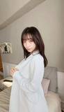「脱ぎかけホットパンツからのぞく可愛いおヘソ　伊織もえが撮影でワンピース・ルフィに？　「二の腕ムキツって強そう」「下乳太ももえっちだ」」の画像1