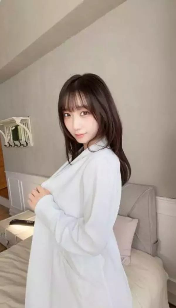 脱ぎかけホットパンツからのぞく可愛いおヘソ　伊織もえが撮影でワンピース・ルフィに？　「二の腕ムキツって強そう」「下乳太ももえっちだ」