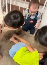 兄弟が力を合わせて「よいしょ〜っ！」1歳弟の頼もしさに7歳兄が大興奮、思わず……「お兄ちゃん、愛があふれてて可愛い♡」