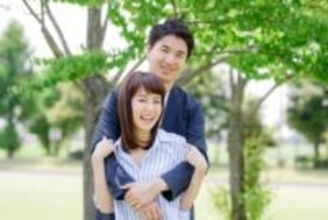 営みだけじゃない！「仲が良い」夫婦が取っている日常的なスキンシップは？【既婚者100人調査】