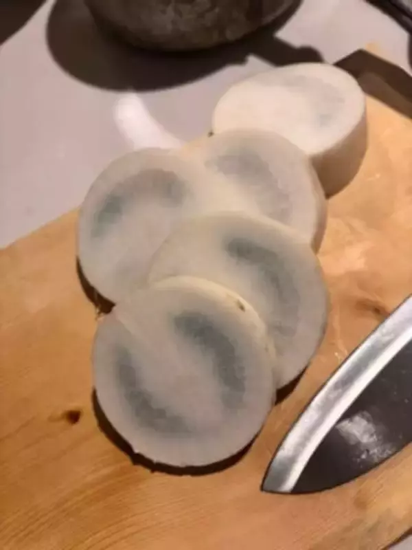 「切ったら黒い大根…大丈夫？」ネット民から助言が殺到…まさかの結果に驚き！「今年はほんと多いんですよね…」