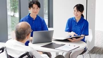 70代の父親の介護費用、月1万5000円→4万5000円に急増　仕送りする30代の息子が仰天　自己負担を軽減できる対策は？【社会福祉士が解説】