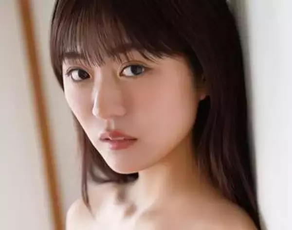 バンドゥビキニやハイレグワンピ　愛されボディの23歳女優が限定版ボム表紙に登場　裏表紙はアイドル卒業したハタチの美女