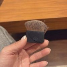 大切に使ってたのに……壊れた「シャネル」のブラシ→周りを見渡してみたら「犯人は必ず現場に戻る」「黙秘権ワン」