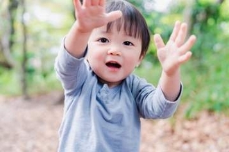 1歳息子が腕を亜脱臼　「奥さん、専業主婦なのに」と夫の後輩から一言　母は泣きながら対応し必死だった　何年もたった今もたまに思い出し…