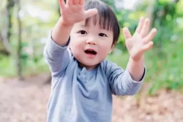 1歳息子が腕を亜脱臼　「奥さん、専業主婦なのに」と夫の後輩から一言　母は泣きながら対応し必死だった　何年もたった今もたまに思い出し…