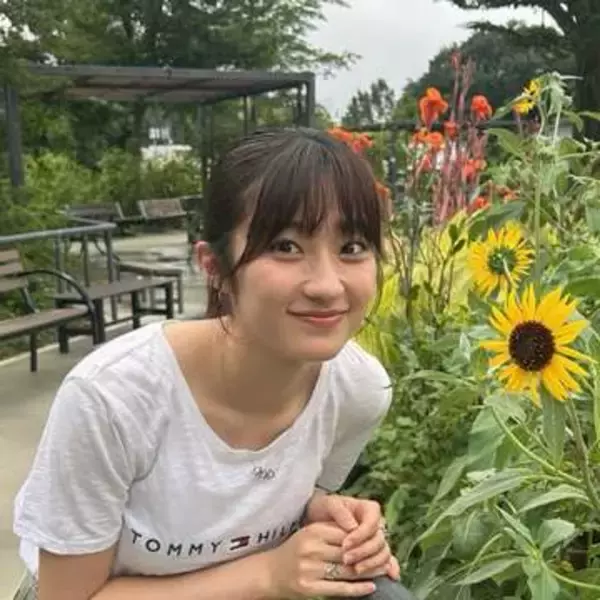 「脚細くて長ーい」20歳タレントの美脚に驚きの声　過去には高校野球マネジャー役で注目　「真っ直ぐでかっこ良い」「透き通る美しさ」