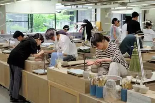 教員や会社員から転職続々、陶磁器のプロ「即戦力」育てる学校とは　1時間で6個作る課題も「自己表現ではなく商品製造」