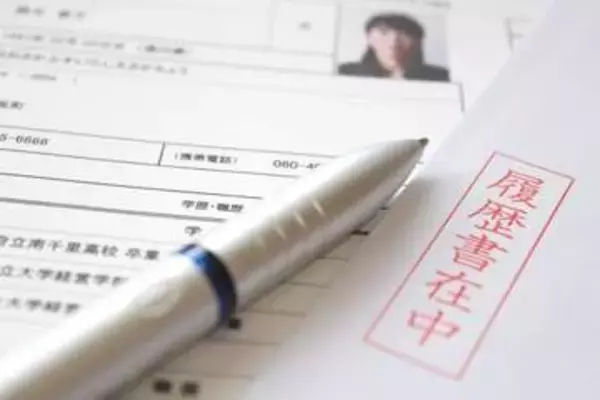 【AI採用】7割の企業が書類選考の「縮小・廃止」検討　AI面接では人が最終確認する「ハイブリッド判定」も