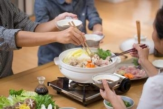 家族で鍋を囲むと会話が増える？　子どもがいる男女1001人に聞いた家族で食べたい鍋、1位は？