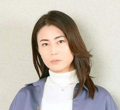 氷川きよし49歳　ハワイで大胆な黒のロングドレス姿　限界突破の美しさに「ホントに絵になるね〜」「どちらの女優さんでしょうか」