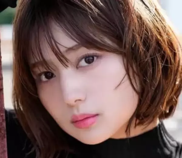 「私の全てをしっかり見てね」　ドラマ「グラぱらっ！」主演女優が純白ランジェリーで女神の曲線美　見返りポーズで際立つ極上ヒップ