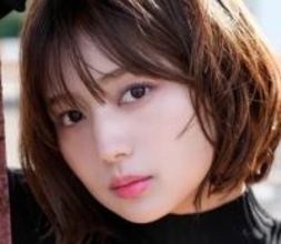 「私の全てをしっかり見てね」　ドラマ「グラぱらっ！」主演女優が純白ランジェリーで女神の曲線美　見返りポーズで際立つ極上ヒップ