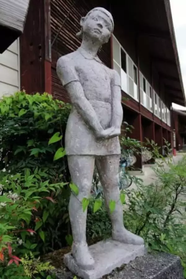 京都の小中学校に点在「たくましい子の像」の由来は　モデルの女性が60年前の「自分」と対面