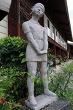 京都の小中学校に点在「たくましい子の像」の由来は　モデルの女性が60年前の「自分」と対面