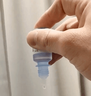 処方箋の目薬から、1滴だけ出す方法に…「知らなかった！」「ちゃんと1滴出る、感動〜」「2、3滴出るのが普通だと思っていた」