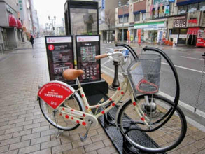 無料で使える「自転車」のシステムが凄すぎ！？　便利だけれども……「乗り捨てされた」「半私物化する人も」