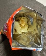「少なッ！」ポテトチップス開けたら中身が…　ステルス値上げに驚きの声「売価アップの方がマシ」
