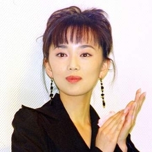 「嗚呼、猫になりたひ」　51歳女優　すらりとした腕で愛猫を抱っこ　上品な美しさに「にゃんともウットリです」