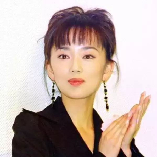 「嗚呼、猫になりたひ」　51歳女優　すらりとした腕で愛猫を抱っこ　上品な美しさに「にゃんともウットリです」