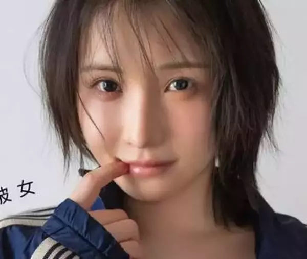 素肌にジャージの衝撃カット　深夜バラエティでブレイクした撮影会の美女　自慢のGカップ美乳を下から横から正面から…