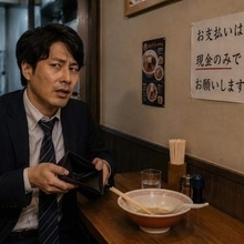 キャッシュレス派の会社員、現金持たずにラーメン満喫→「当店は現金のみの取り扱いです」の貼り紙に動揺→店外のATMに行こうとしたら店員から一喝された！【弁護士が解説】