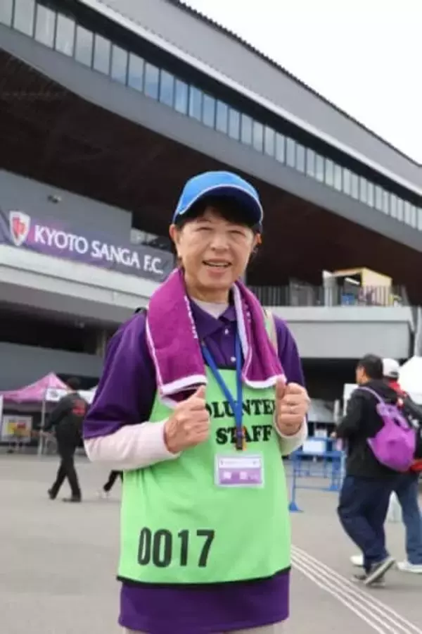 サッカースタジアム支える81歳女性ボランティア　ルールはよく分からないが…応援歌は口ずさめるように