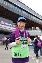 サッカースタジアム支える81歳女性ボランティア　ルールはよく分からないが…応援歌は口ずさめるように