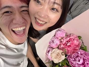 「結婚はまだ」と聞いていた息子が彼女と実家へ　母、渡されたケーキを開けて「きゃーーーー！」　うれし涙で2人を抱きしめる「素敵なサプライズ」