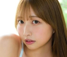 プニプニほっぺがチャームポイント　パチンコイメージガールの24歳美女、両ワキ全開ハイレグ＆花柄ビキニバックショットで悩殺　「とっても楽しい撮影でした」