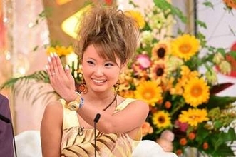 昭和ツッパリ夫と平成ギャル妻の出会いは令和のAI　「私をずっと感じてほしい」と夫に贈った「妻の顔入りパンツ」にMC2人も仰天【新婚さん】