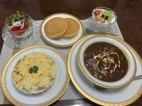 「朝食にしては豪華すぎる」ビーフシチュー、グラタン、パンケーキ、果物……「貴族なの？」孫のために丹精込めた「実家ご飯」
