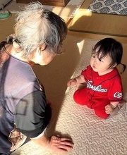 「うんうん」1歳の孫娘、おばあちゃんの話に真剣な相づち　聞き上手っぷりに1000万回再生の反響「私もお話したい」
