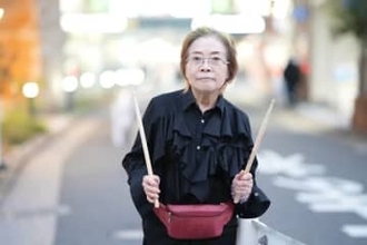 がんを乗り越え完全復活へ　日本人最高齢現役女性シンガードラマーの85歳　ツェッペリン「天国への階段」を猛特訓