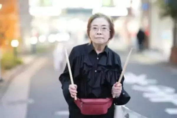がんを乗り越え完全復活へ　日本人最高齢現役女性シンガードラマーの85歳　ツェッペリン「天国への階段」を猛特訓