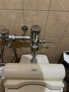 公衆トイレの「レバー」足で踏む、手で押す？　意見まっぷたつ「絶対に手」「一生足でしか流さない」……TOTOの正式回答は？