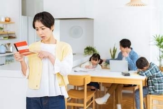 「制服代が高すぎる…」教育費の負担を感じる保護者が6割　現代の“隠れ教育費”事情を調査