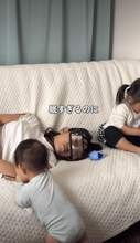 少しでも寝たい2児の母、スマホで偽装工作に「天才すぎる」「やってみます！」　2歳娘＆7カ月息子の反応は……