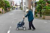 「認知症の親が一人で外出するのが心配　家族が確認しておきたい地域の見守り支援や緊急時の対応と相談先【社会福祉士が解説】」の画像1
