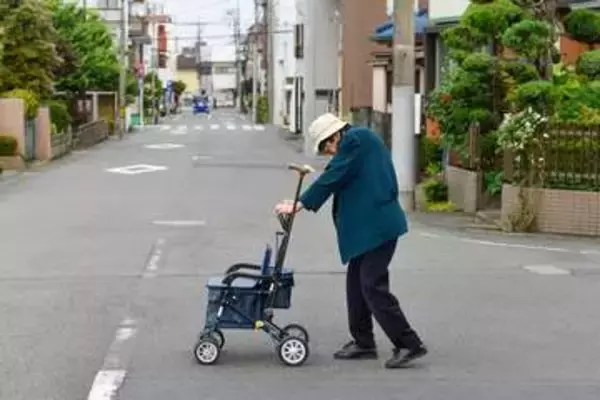 認知症の親が一人で外出するのが心配　家族が確認しておきたい地域の見守り支援や緊急時の対応と相談先【社会福祉士が解説】